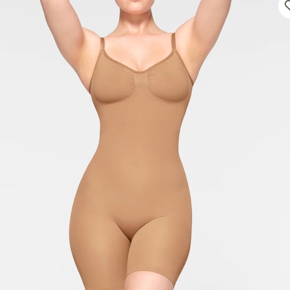 SKIMS‎ Seamless Sculpt Mid Thigh Bodysuit in Ochre - Picture 2 of 7